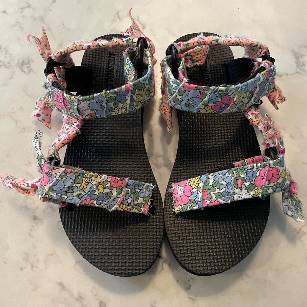 NWOT Arizona Love Trek-kids Flower sandals size 32/33